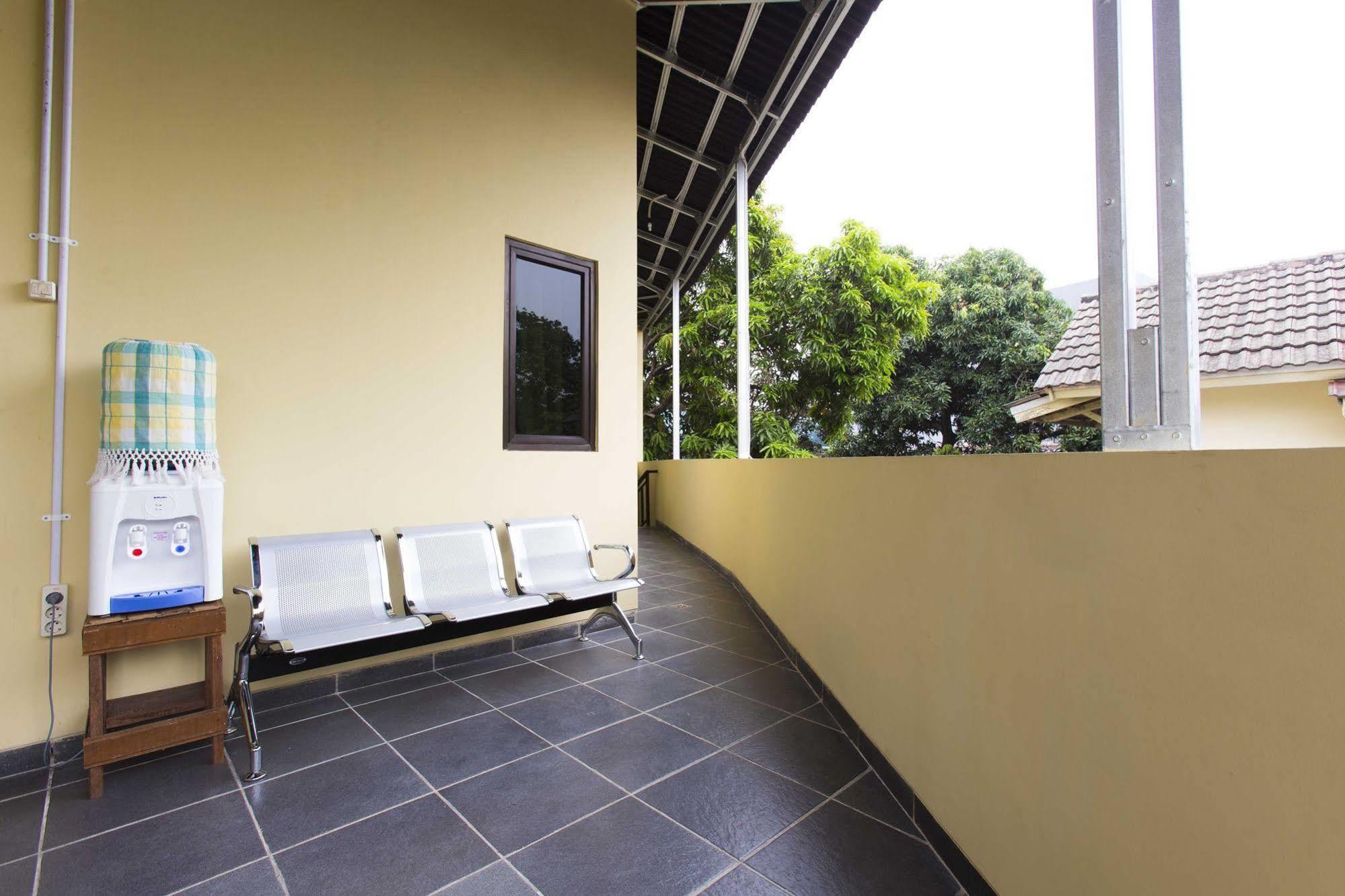 Hotel Reddoorz @ Pekayon Bekasi Extérieur photo