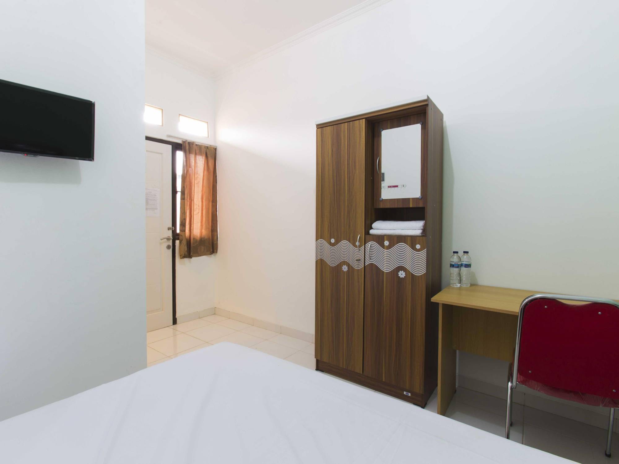 Hotel Reddoorz @ Pekayon Bekasi Extérieur photo
