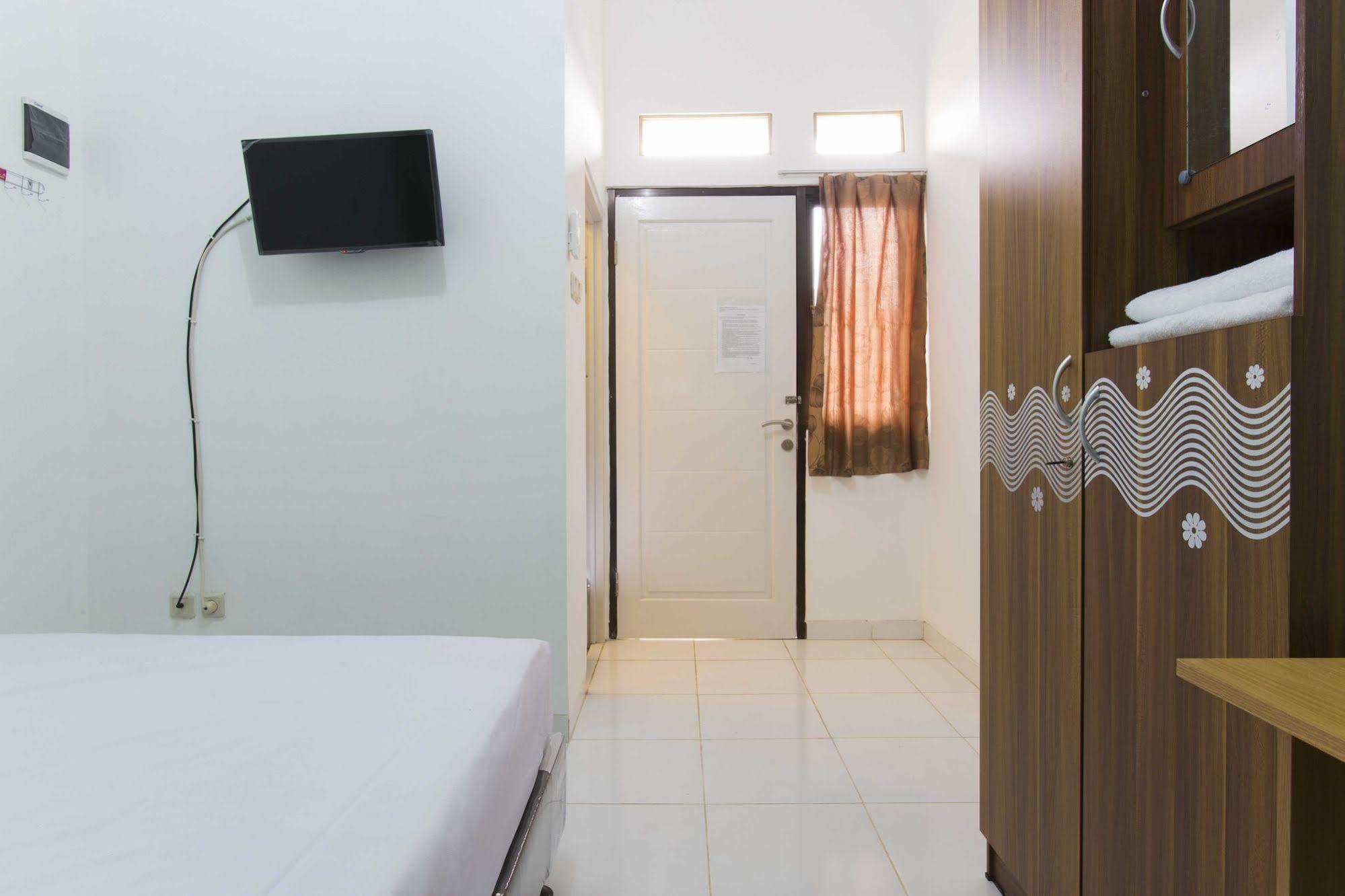 Hotel Reddoorz @ Pekayon Bekasi Extérieur photo