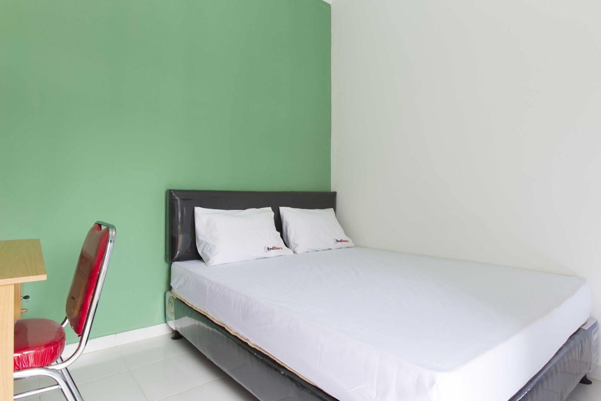 Hotel Reddoorz @ Pekayon Bekasi Extérieur photo