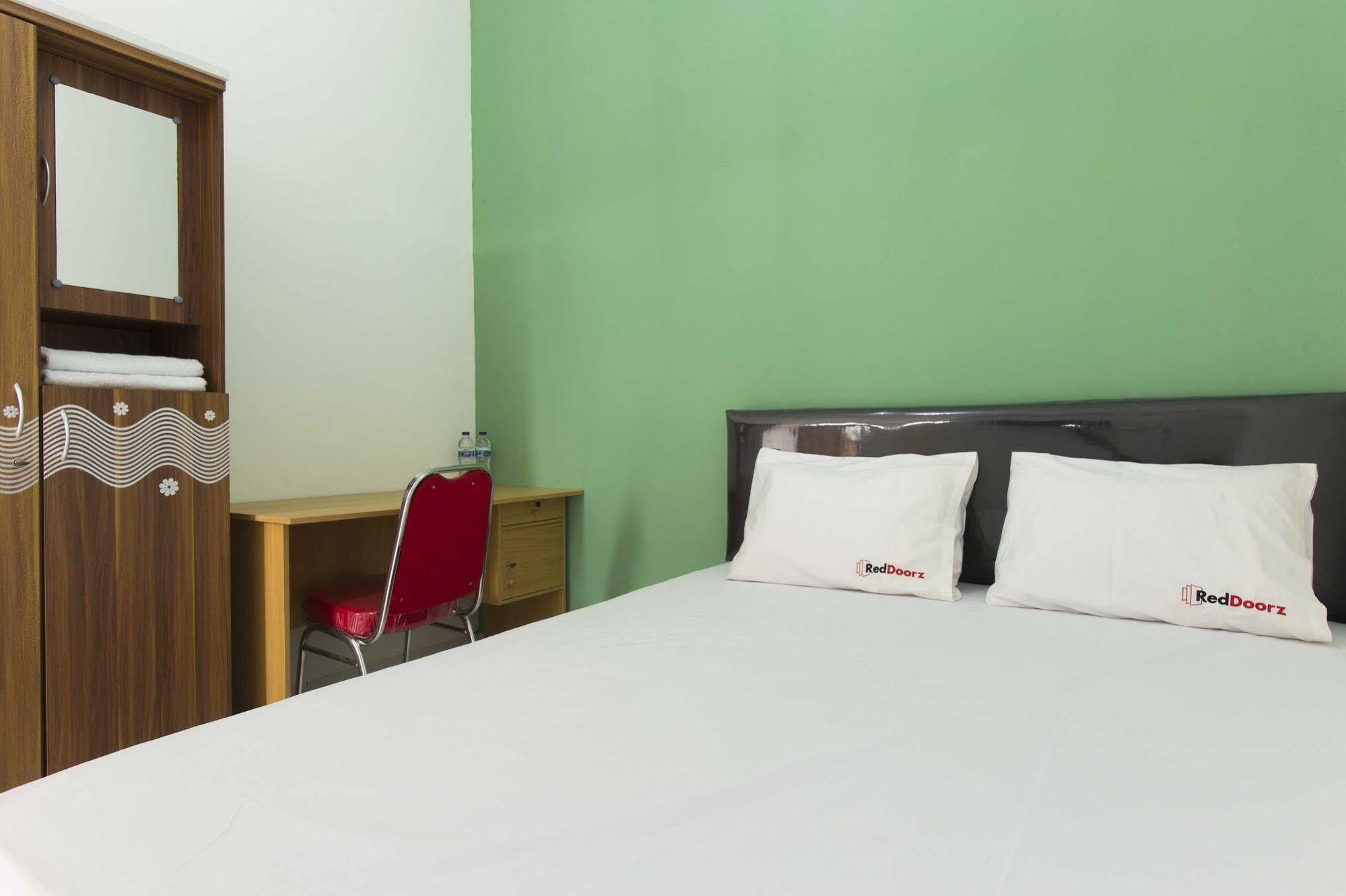 Hotel Reddoorz @ Pekayon Bekasi Extérieur photo