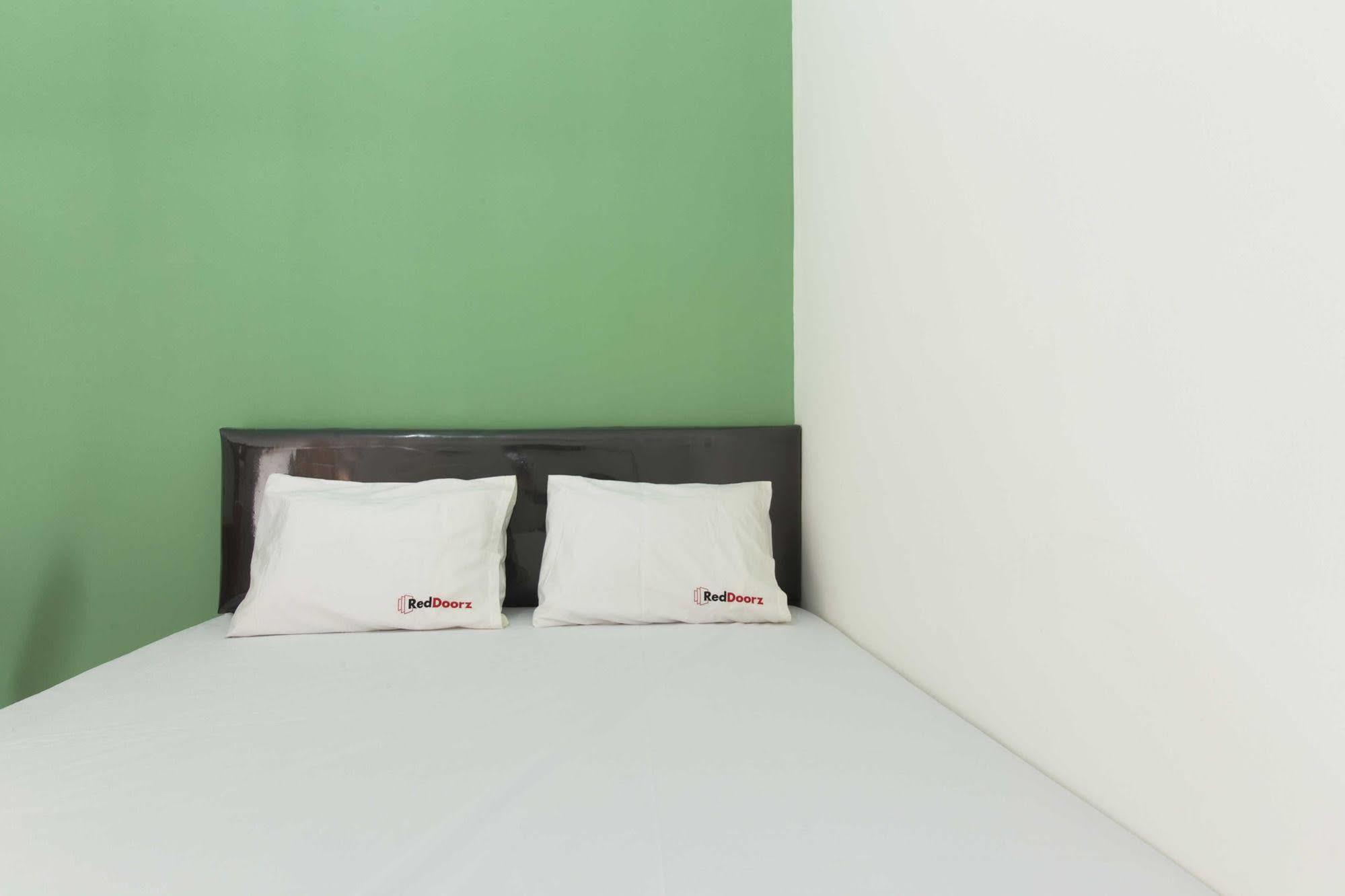 Hotel Reddoorz @ Pekayon Bekasi Extérieur photo
