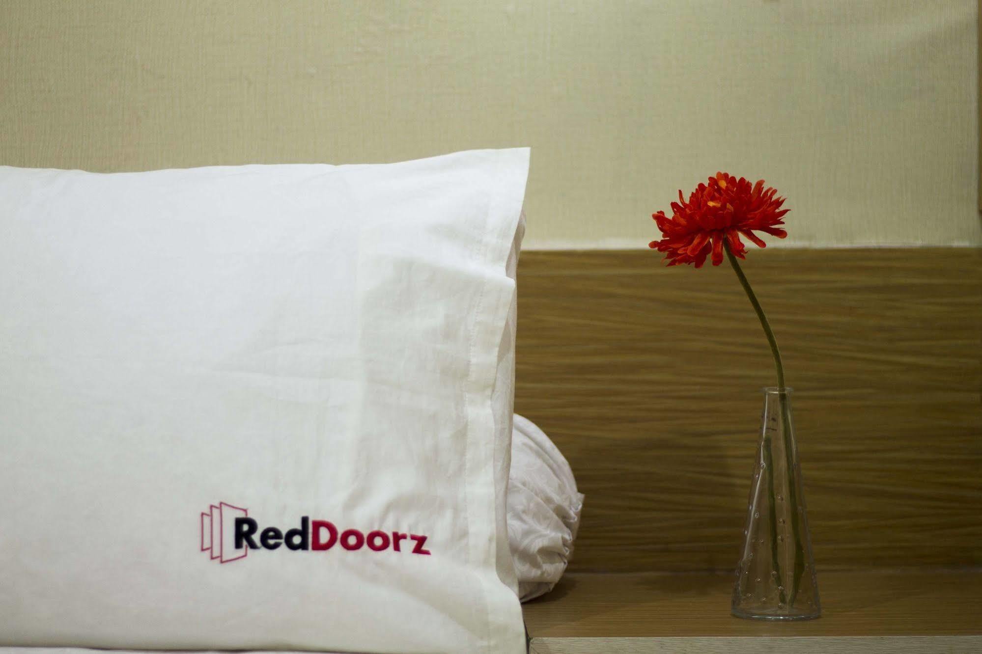 Hotel Reddoorz @ Pekayon Bekasi Extérieur photo